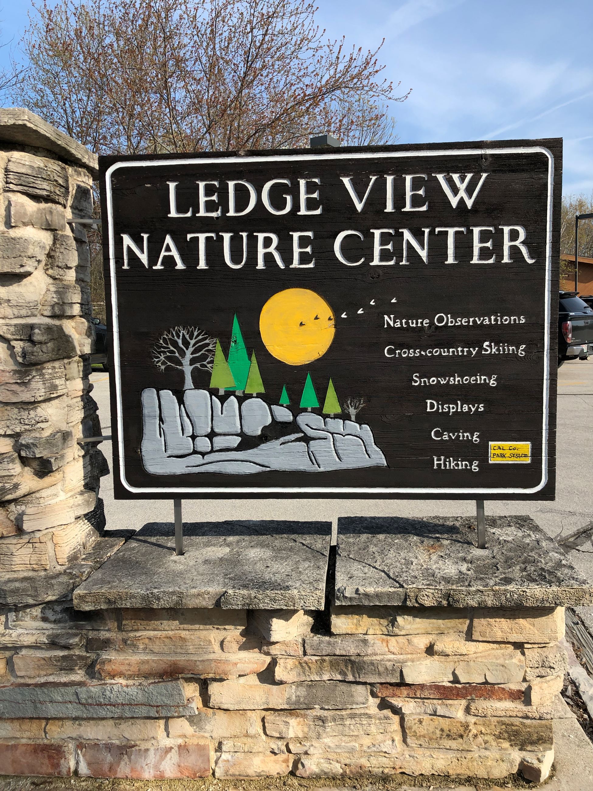 A sign that says Ledge View Nature Center